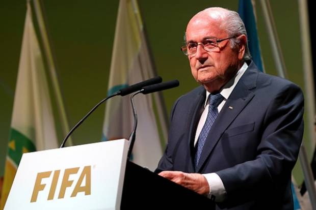 Blatter pide reconfigurar a la FIFA, descarta renunciar a la presidencia si es reelegido