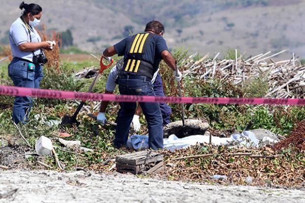 Hallan cadáver de mujer en descomposición en el río Atoyac