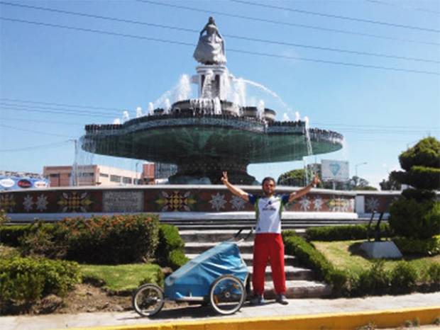Español que recorre el mundo a pie hizo escala en Puebla