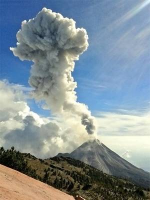 Volcán de Colima expulsa fumarola de 3.5 kilómetros