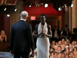 Roban vestido que usó Lupita Nyong’o en la entrega del Oscar 2015