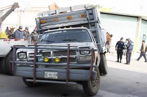 Abandonan camioneta con 4 mil litros de combustible en Texmelucan