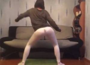 VIDEO: Baila &#039;twerking&#039; y los pantalones le dijeron...