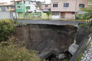 Afluente del río Alseseca derrumba puente en unidad habitacional de Puebla