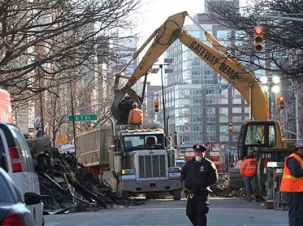 Hallan dos cuerpos en escombros de edificio colapsado el jueves en NY