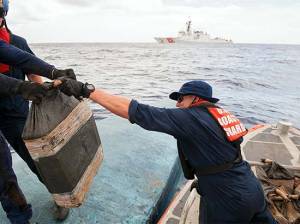 Guardia Costera incauta semi-sumergible con 8 toneladas de cocaína