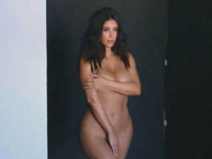 VIDEO/FOTOS: Kim Kardashian al desnudo para promocionar programa de TV