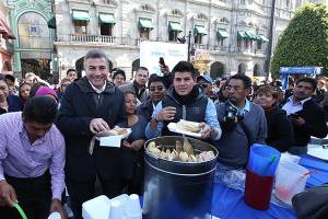 Alcalde Tony Gali reparte 8 mil tamales en el Zócalo de Puebla