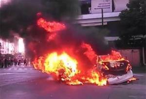 Comerciantes queman vehículos en bronca con policías de Guadalajara