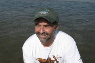 VW entrega premio Por Amor al Planeta a oceanólogo de Baja California