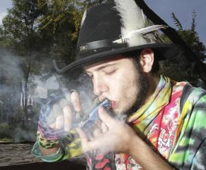 Marihuana, 114 menos dañina que el alcohol, según estudio científico