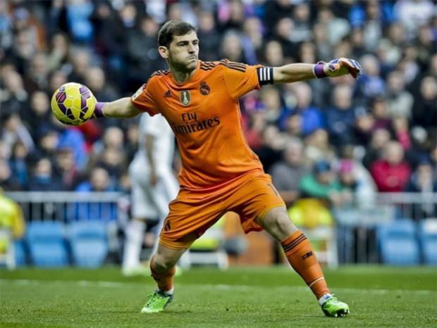 Iker Casillas jugaría en el Porto junto a Héctor Herrera en Portugal