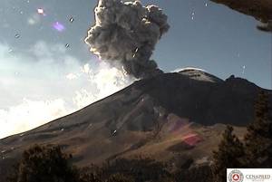 Explosiones del Popocatépetl esparcen ceniza en Puebla y Cholula