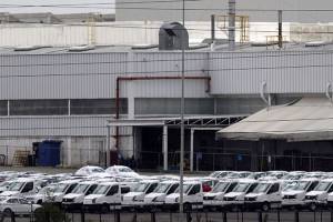VW congela contrataciones y reduce producción en todas sus plantas
