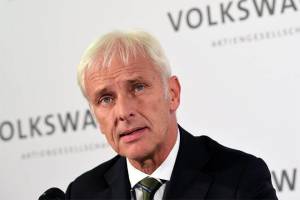 Presidente de Volkswagen advierte “masivos recortes” de personal