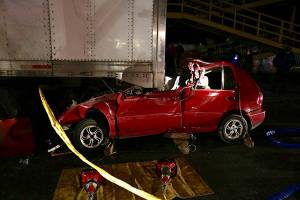 Fatal accidente en la Puebla-Tehuacán: auto queda debajo de tráiler
