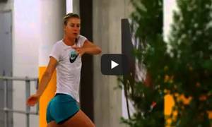 VIDEO: Maria Sharapova en sensual calentamiento en Australia