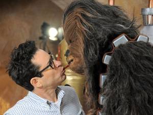 Chewbacca comparte beso con director de Star Wars por una noble causa