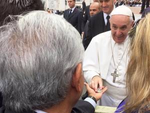 AMLO entrega carta y medalla al Papa Francisco en El Vaticano