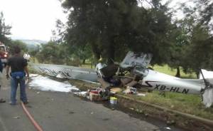Un muerto y dos lesionados por caída de avioneta en Michoacán