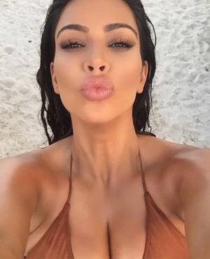 FOTOS: Kim Kardashian promueve lactancia en bikini