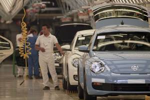 Técnicos de VW en Puebla esperan órdenes para reparar autos devueltos de EU