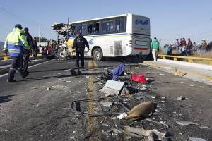 Tres muertos y 30 heridos dejó choque de tráiler contra camiones en Acajete