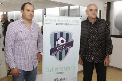 El Chelís abre escuela de futbol en Puebla