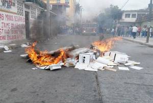 Maestros disidentes queman paquetería electoral del INE en Oaxaca