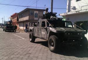 Comando enfrenta a policías federales en Esperanza tras ejecutar a tres personas