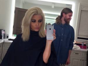 Kim Kardashian presume selfie, ahora como güera