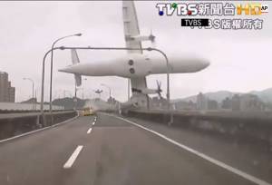 VIDEO: Avionazo en Taiwan deja 23 muertos y 20 desaparecidos