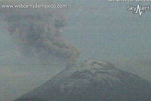 FOTOS: Misteriosa luz sobre el Popocatépetl genera sorpresa en redes