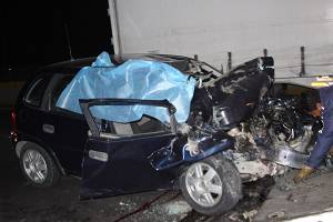 Muere al impactar su coche con un trailer en la México-Puebla