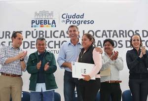Tony Gali entrega escrituras y certificados a comerciantes y colonos de Puebla