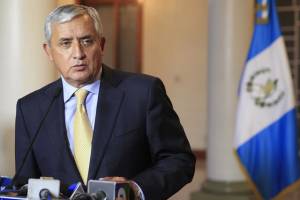 Renuncia presidente de Guatemala y ordenan su captura por corrupción