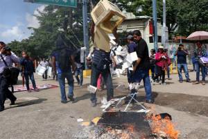 Ordenan captura de 15 líderes de la CNTE por destruir material electoral