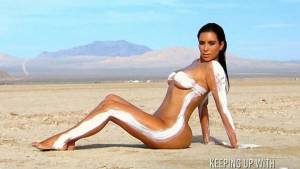 FOTOS: Kim Kardashian, al desnudo en el desierto