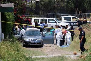 Encuentran tres cadáveres encajuelados en vehículo abandonado en Atlixco