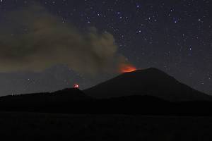Cae ceniza en Puebla por explosiones del Popocatépetl; reabren aeropuerto