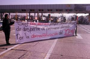 Paso libre en caseta de la México-Puebla por protesta estudiantil