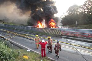 Reabren autopista México-Tuxpan tras incendio en oleoducto