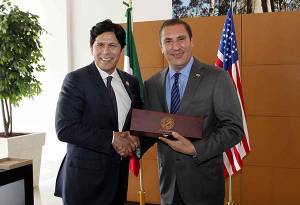 Gobernador de Puebla recibe al presidente del Senado de California