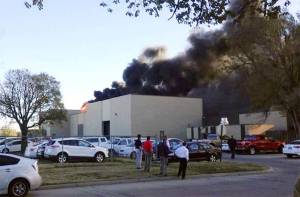 Cuatro muertos al estrellarse avión en edificio de Kansas
