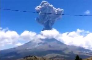 VIDEO: Captan flujos piroclásticos del volcán de Colima