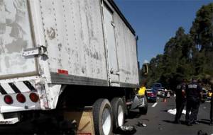 Mueren motociclistas al chocar contra camión en la México-Puebla