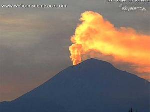 Volcán Popocatépetl lanza fumarola &quot;dorada&quot;