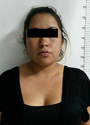 Atrapan a mujer de 20 años vendiendo drogas en Totimehuacán