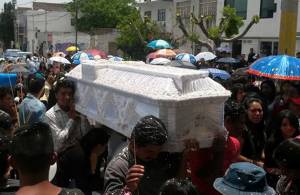Exigen “justicia” en el funeral de Ricardo Cadena en Cholula
