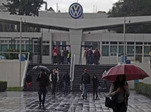 Habrá despidos en proveedoras de VW por fraude ambiental, asegura la STPS